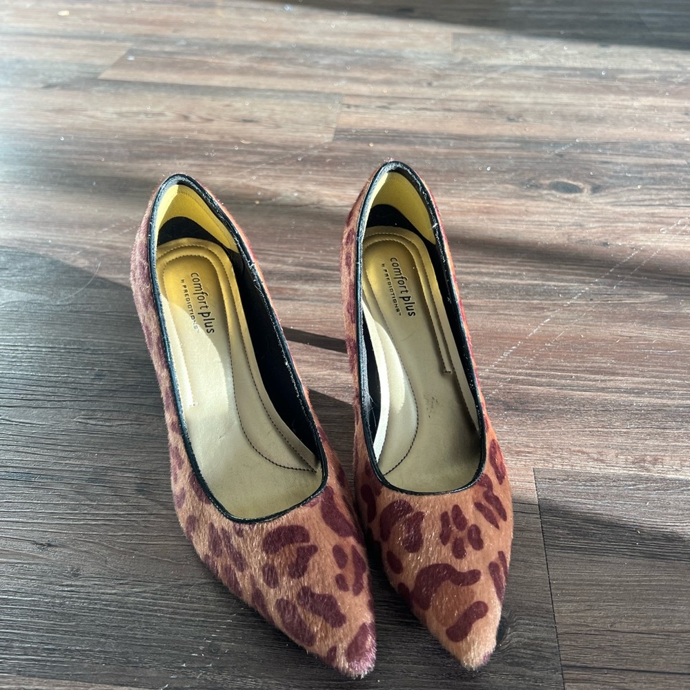 Comfort plus cheetah pointed toe heels